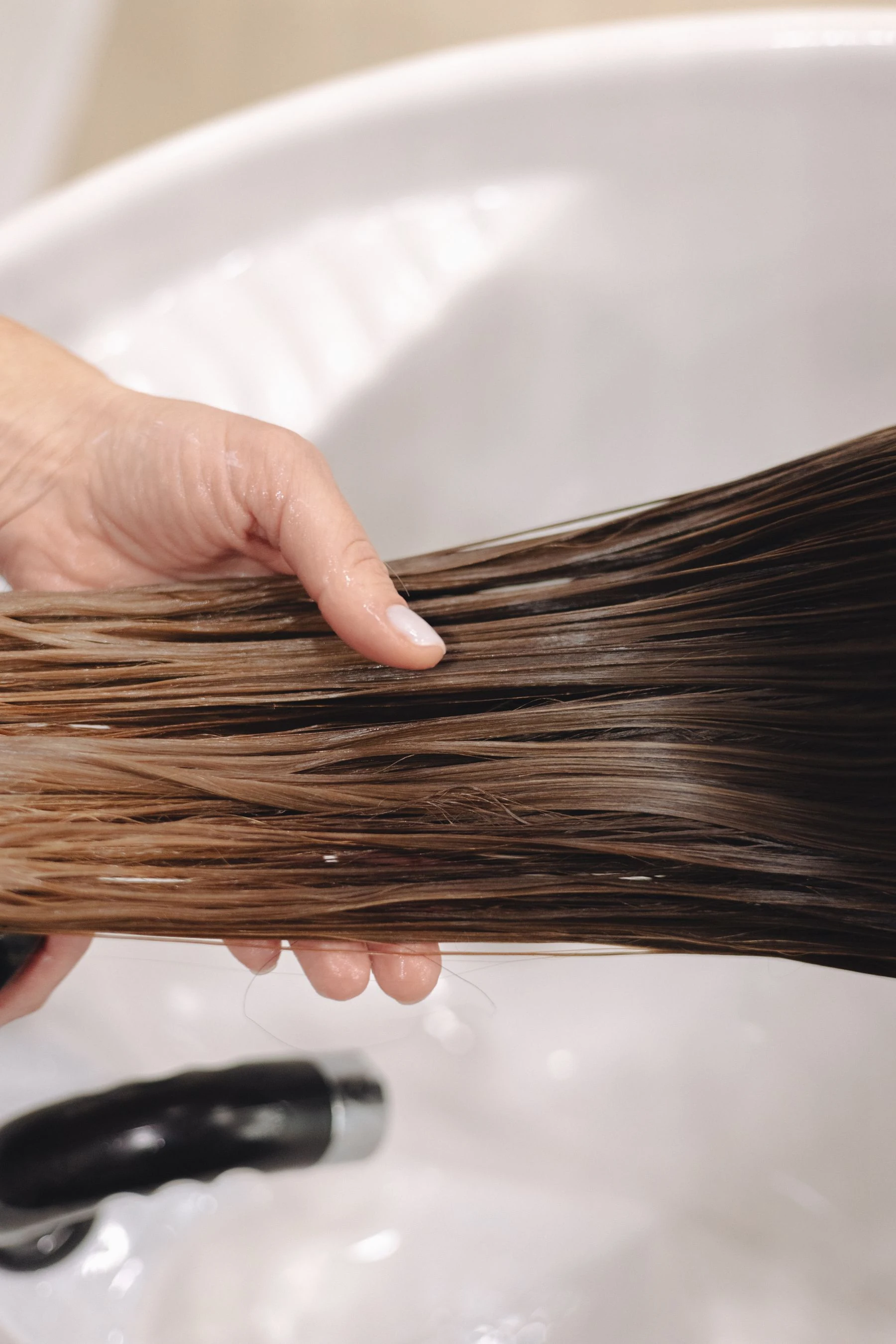 Smooth wet hair during a conditioning ritual